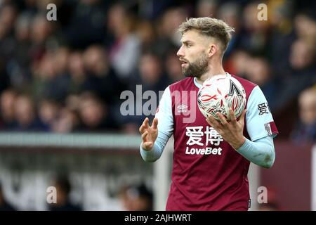 Burnley, Royaume-Uni. 08Th Jan, 2020. Charlie Taylor de Burnley observe tandis que tient le ballon. L'unis en FA Cup, 3ème tour, Burnley v Peterborough Utd à Turf Moor à Burnley, Lancashire samedi 4 janvier 2020. Ce droit ne peut être utilisé qu'à des fins rédactionnelles. Usage éditorial uniquement, licence requise pour un usage commercial. Aucune utilisation de pari, de jeux ou d'un seul club/ligue/dvd publications. Photos par Chris Stading/Andrew Orchard la photographie de sport/Alamy live news Crédit : Andrew Orchard la photographie de sport/Alamy Live News Banque D'Images