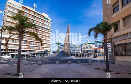 Cadix, Espagne - CIRCA Octobre 2019 : Plaza de la Hispanidad de Cadiz en Andalousie, Espagne Banque D'Images