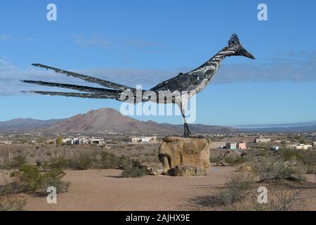 Roadrunner recyclé Sculpture à une aire de repos près de l'Interstate 10, juste à l'ouest de Las Cruces, Nouveau Mexique Banque D'Images