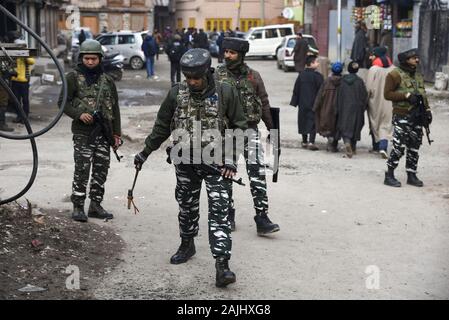 Les forces paramilitaires indiennes patrouille près de la place d'explosion à Srinagar.Un garçon de 17 ans a été blessé après l'explosion d'une grenade a eu lieu à Kawdara secteur du centre-ville de Srinagar Cachemire sous administration indienne. Banque D'Images