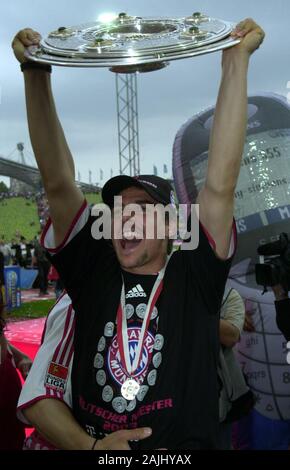 Munich, Allemagne. 08Th Jan, 2020. Sebastian DEISLER célèbre son 40e anniversaire le 05 janvier, 2020, archives photos ; FC Bayern Munich Bundesliga, Champion d'Allemagne 2003 05/17/2003 Sebastian DEISLER avec Meisterschale | Conditions de crédit dans le monde entier : dpa/Alamy Live News Crédit : afp photo alliance/Alamy Live News Banque D'Images