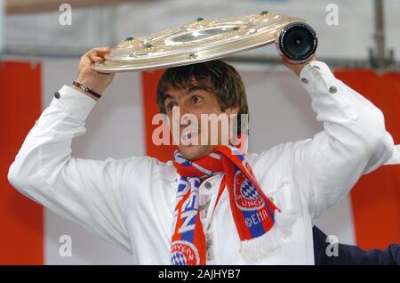 Sebastian DEISLER célèbre son 40e anniversaire le 05 janvier, 2020, archives photos ; FC Bayern Munich 1.FC Nuremberg 6-3 Sebastian DEISLER avec Meisterschale au Marienplatz-Meisterfeier. FC Bayern champion allemand de football, Liga1, Saison0405, journée33, 14 mai 2005 | dans le monde entier : dpa Crédit photo alliance/Alamy Live News Banque D'Images