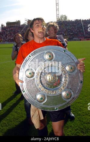 Sebastian DEISLER célèbre son 40e anniversaire le 05 janvier, 2020, archives photos ; 1.FC Kaiserslautern-FC Bayern Munich 0-4 Sebastian DEISLER avec dummy du championnat coupe de FC Bayern Munich est champion allemand de football 2004/2005, Bundesliga, Liga1, saison0405, journée31.30.04.2005 | utilisée dans le monde entier : dpa Crédit photo alliance/Alamy Live News Banque D'Images