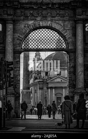 ROME, ITALIE - janvier 08, 2014 : l'arcade gate entrée de la Piazza del popolo. Banque D'Images