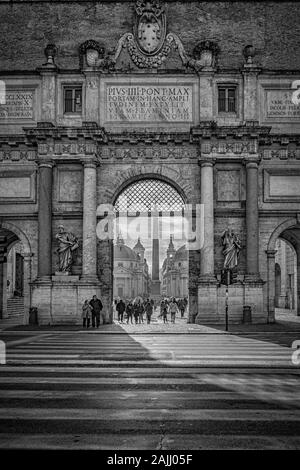 ROME, ITALIE - janvier 08, 2014 : l'entrée de l'arche de la Piazza del popolo. Banque D'Images