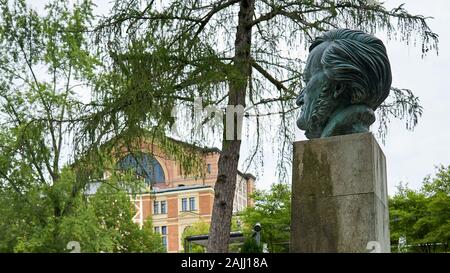 Vue sur le buste commémoratif du célèbre compositeur Richard Wagner dans les jardins entourant l'Opéra de Bayreuth conçu par l'homme lui-même. Banque D'Images