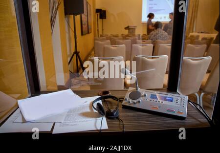 Soft focus de microphones de conférence sans fil et ordinateur portable dans une salle de réunion. L'armoire . l'interprétation des traducteurs - Microphone et de standardiste dans un Banque D'Images