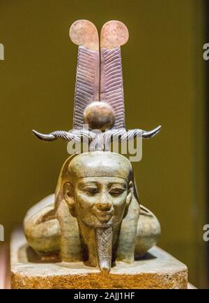 Photo prise lors de l'ouverture visite de l'exposition "Osiris, Mystères engloutis d'Egypte". Détail d'une statue du dieu Osiris l'éveil. Banque D'Images