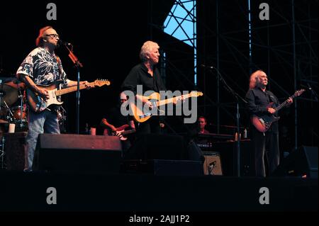 Milan Italie 16 JUILLET 2010 , concert live de Crosby Stills Nash à la "Milano Jazzine 'Festival' à l'Arena Civica : David Crosby, Stephen Stills et Graham Nash lors du concert Banque D'Images