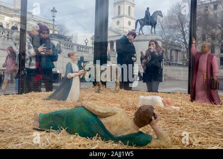 La crèche de Noël annuelle intitulée "Crèche" par l'artiste Tomoaki Suzuki et situé à Trafalgar Square, attire l'intérêt des spectateurs, le 13 décembre 2019, à Londres, en Angleterre. Banque D'Images