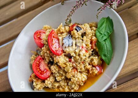 Le mil à la feta, aubergine et tomate Banque D'Images