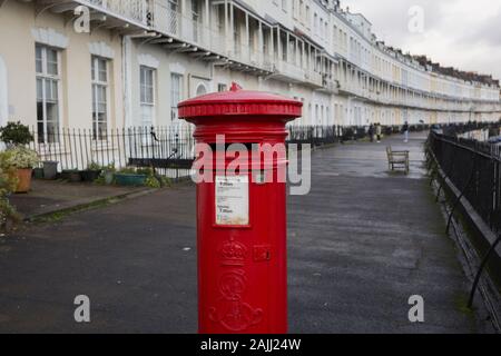 Une boîte postale de la Royal Mail et un fond de maisons mitoyennes sur Royal York Crescent, le 26 décembre 2019, Clifton, Bristol, Angleterre. Banque D'Images