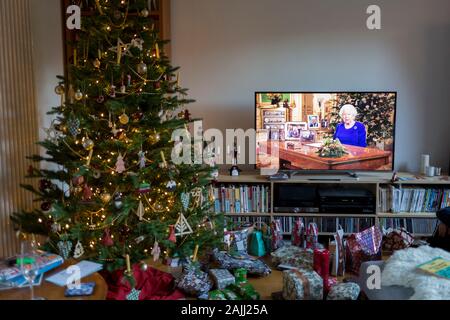 Des cadeaux de Noël restent non consultés sous un arbre de Noël au cours de la Reine pour le discours à la nation le jour de Noël, une tradition a commencé en 1932 et qu'elle a d'abord été diffusé à la télévision en 1957, le 25 décembre 2019, à Bristol, Angleterre. Banque D'Images