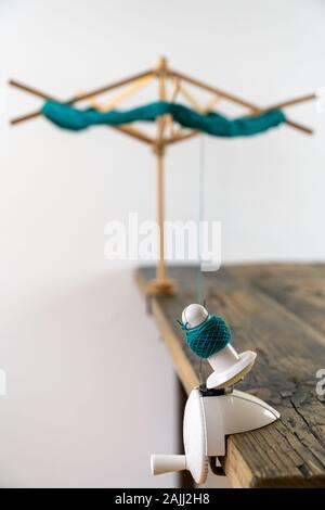 Selective focus sur un rouleau de laine à tricoter ou thread ball winder et tricot umbrellla Banque D'Images