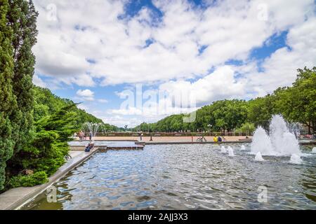 Szczecin, Pologne, juillet 2016 City Park Jasne Blonia avec statue du Pape Jean Paul II et Monument de l'Acte de polonais dans l'arrière-plan Banque D'Images