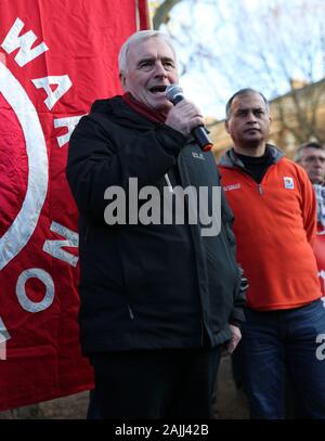 Le poste de travail John McDonnell s'exprimant lors d'une protestation de la Coalition contre la guerre contre la menace de guerre avec l'Iran en face de Downing Street, à Whitehall, Londres. Banque D'Images