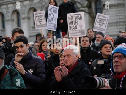 Le poste de travail John McDonnell au cours d'une manifestation par la Coalition contre la guerre contre la menace de guerre avec l'Iran en face de Downing Street, à Whitehall, Londres. Banque D'Images