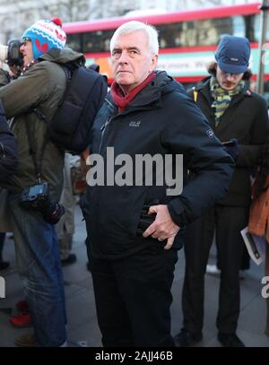 Le poste de travail John McDonnell au cours d'une manifestation par la Coalition contre la guerre contre la menace de guerre avec l'Iran en face de Downing Street, à Whitehall, Londres. Banque D'Images