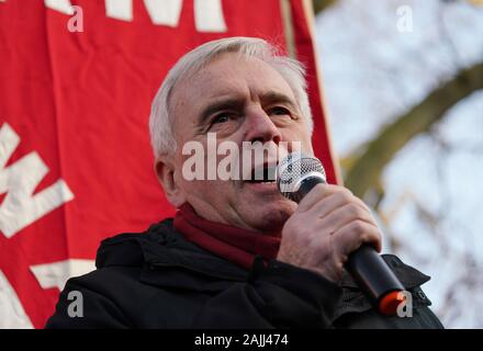 Le poste de travail John McDonnell s'exprimant lors d'une protestation de la Coalition contre la guerre contre la menace de guerre avec l'Iran en face de Downing Street, à Whitehall, Londres. Banque D'Images