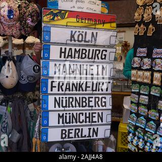 Des faux plaques d'immatriculation souvenirs touristiques avec des noms de villes allemandes comme Hambourg, Nurnberg, Munchen, Munich, Berlin, Francfort dans une boutique d'Heidelberg. Banque D'Images