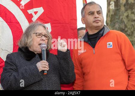 Westminster, London, UK. 4 janvier, 2020. Lindsey German parle à la manifestation. Après l'assassinat du général iranien Qassem Soleimani à Bagdad, les manifestants tenir une manifestation devant Downing Street à ne pas attaquer l'Iran. Penelope Barritt/Alamy Live News Banque D'Images