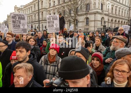 Westminster, London, UK. 4 janvier, 2020. Après l'assassinat du général iranien Qassem Soleimani à Bagdad, les manifestants tenir une manifestation devant Downing Street à ne pas attaquer l'Iran. Penelope Barritt/Alamy Live News Banque D'Images