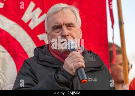 Westminster, London, UK. 4 janvier, 2020. John McDonnell parle à la manifestation. Après l'assassinat du général iranien Qassem Soleimani à Bagdad, les manifestants tenir une manifestation devant Downing Street à ne pas attaquer l'Iran. Penelope Barritt/Alamy Live News Banque D'Images