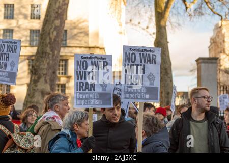 Westminster, London, UK. 4 janvier, 2020. Après l'assassinat du général iranien Qassem Soleimani à Bagdad, les manifestants tenir une manifestation devant Downing Street à ne pas attaquer l'Iran. Penelope Barritt/Alamy Live News Banque D'Images