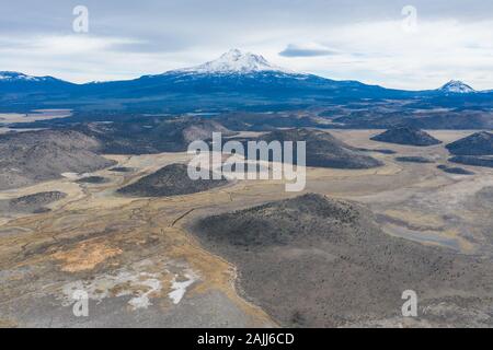 Le mont Shasta en Californie du nord est parmi les plus grands et la plupart des volcans actifs dans la chaîne des Cascades. Le pic atteint 14 160 pieds de hauteur. Banque D'Images