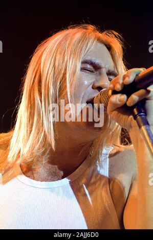 MIlan, Italie 07/11/1996, concert live de Def Leppard au Palalido:Le chanteur de la Def Leppard, Joe Elliott ,pendant le concert Banque D'Images