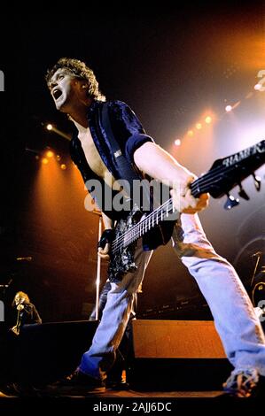 MIlan, Italie 07/11/1996, concert live de Def Leppard au Palalido : Rick Savage , le bassiste de la Def Leppard pendant le concert Banque D'Images