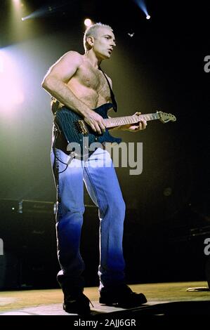 MIlan, Italie 07/11/1996, concert live de Def Leppard au Palalido : Phil Collen , le guitariste de la Def Leppard pendant le concert Banque D'Images