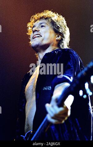 MIlan, Italie 07/11/1996, concert live de Def Leppard au Palalido : Rick Savage , le bassiste de la Def Leppard pendant le concert Banque D'Images