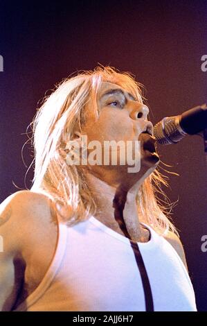 MIlan, Italie 07/11/1996, concert live de Def Leppard au Palalido:Le chanteur de la Def Leppard, Joe Elliott ,pendant le concert Banque D'Images