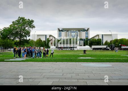 Chancellerie fédérale et résidence officielle du chancelier allemand avec un groupe d'étudiants à l'écoute de leur professeur sur la politique de Berlin, en Allemagne. Banque D'Images