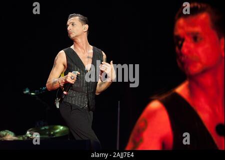 Milano Italie 07/18/2013 : live concert de Depeche Mode au stade San Siro, Delta Machine Tour,le chanteur Dave Gahan, pendant l'exécution Banque D'Images