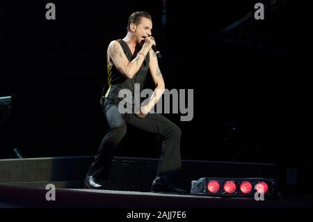 Milano Italie 07/18/2013 : live concert de Depeche Mode au stade San Siro, Delta Machine Tour,le chanteur Dave Gahan, pendant l'exécution Banque D'Images