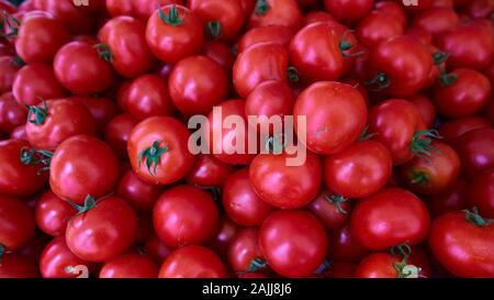 De belles tomates mûres rouges rondes close up sur un marché de producteurs le tableau en Allemagne Banque D'Images