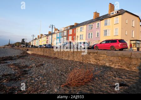 Aberystwyth, Pays de Galles maisons de bord de mer pittoresque à côté de la plage, sur une note de l'après-midi hiver arbre de Noël, Décembre 2019 Banque D'Images