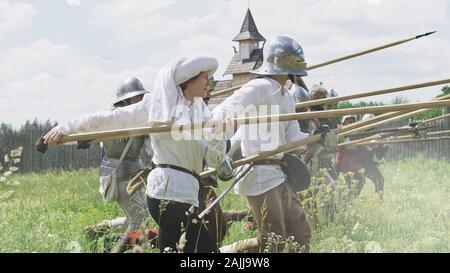 Chevaliers en offensive. La préparation de l'attaque des Guerriers et le artilleryist tirer du canon. Banque D'Images