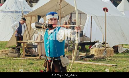 Groupe d'archers médiévaux sont la formation sur le tir à l'ARC Banque D'Images