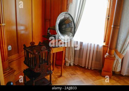 La Crimée, Livadia - Mai 14,2012 Intérieur : salle de séjour (boudoir) avec un grand piano blanc l'impératrice Alexandra Feodorovna, épouse de l'empereur russe Alexandre Banque D'Images