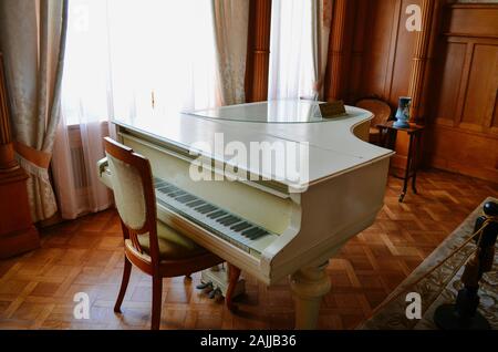 La Crimée, Livadia - Mai 14,2012 Intérieur : salle de séjour (boudoir) avec un grand piano blanc l'impératrice Alexandra Feodorovna, épouse de l'empereur russe Alexandre Banque D'Images