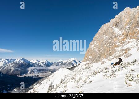 Panorama hivernal du bassin d'Ehrwald, d'Ehrwalder Sonnenspitze, du massif de Wetterstein, d'Ammergau et des Alpes de Lechtal depuis le mont Issenalkopf, Autriche Banque D'Images