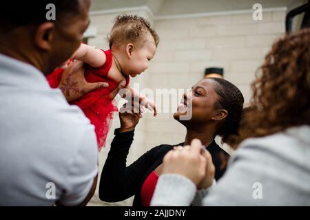 African American Step Sister souriant à la sœur de bébé biracial Banque D'Images