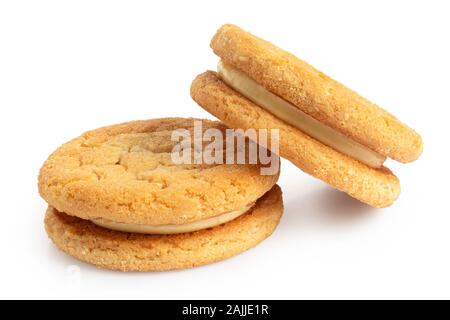 Deux biscuits croquants d'avoine à la vanille crème de remplissage isolé sur blanc. Banque D'Images