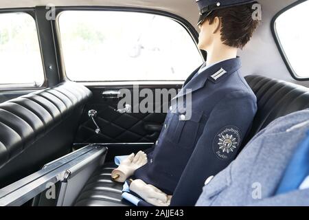 Voiture de police allemand Vintage intérieur avec un mannequin habillé en vieux uniforme utilisé par la police anti-émeute ou Bereitschaftspolizei à Berlin Banque D'Images