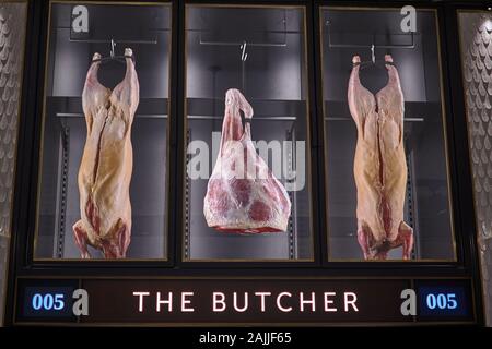 Londres, Royaume-Uni - 14 novembre 2018 : Vitrine de la Boucherie viande suspendue à l'affichage du magasin Harrods Banque D'Images