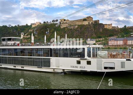 Le bateau de croisière amarré le long du côté Viking Hild le Rhin à Coblence Coblence ou au-dessous de l'enrichissement d'Ehrenbreitstein. Banque D'Images