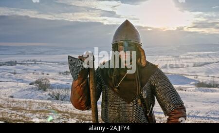 Portrait de viking guerrier en armure médiévale. Banque D'Images